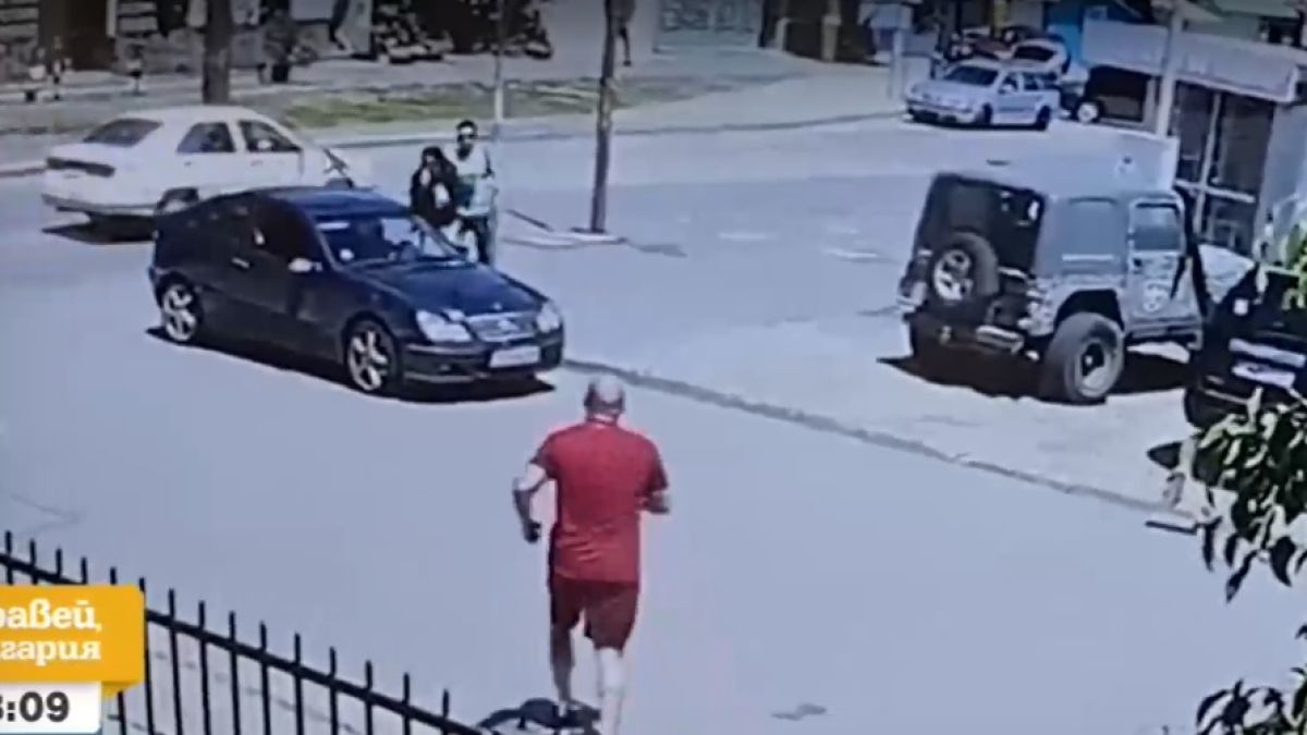 Шокиращо ВИДЕО: Мъж изскочи от джип и изрита в главата шофьорка в София