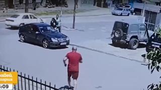 Шокиращо ВИДЕО: Мъж изскочи от джип и изрита в главата шофьорка в София