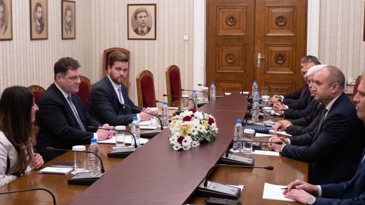 Радев се видя с Херо Мустафа и...