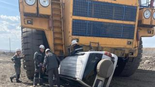Огромен самосвал БелАЗ смачка джип Suzuki, пътниците крещят в ужас ВИДЕО