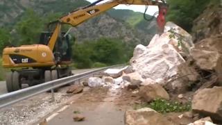 Първо ВИДЕО от тоновете скална маса, затворили пътя Кричим-Девин 
