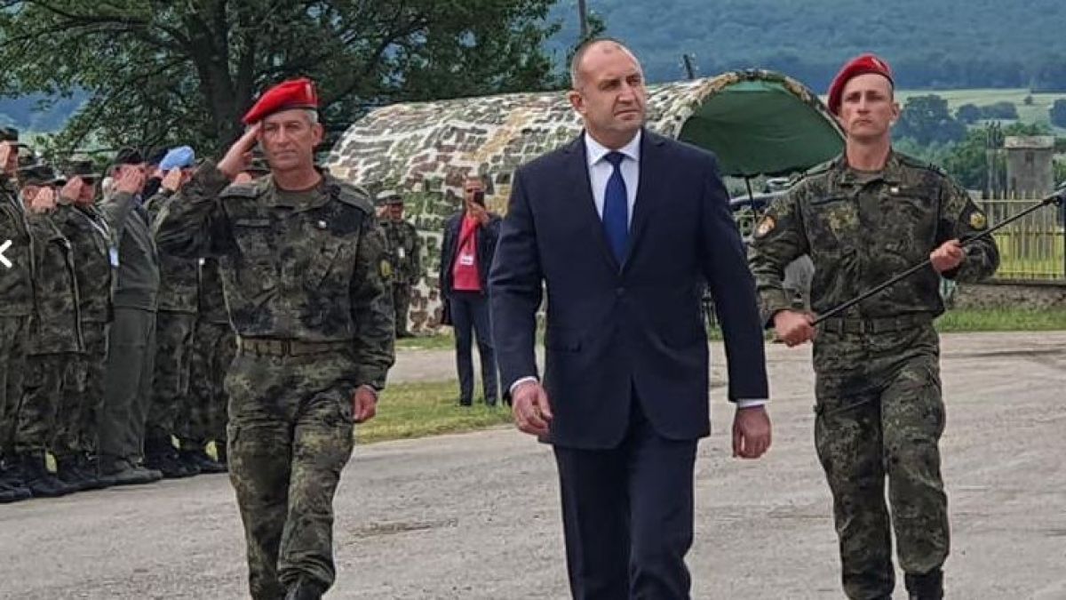 Румен Радев и Херо Мустафа заедно на настъпателно военно учение СНИМКИ