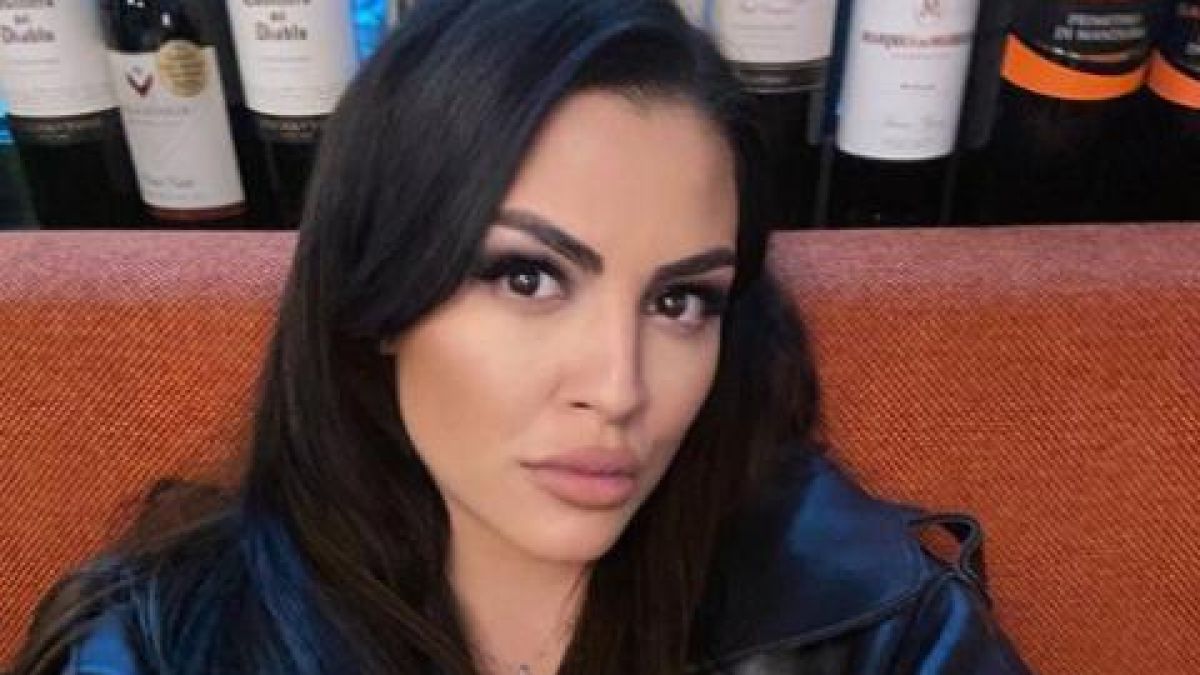 Деси Цонева се пусна по голи гърди на припек СНИМКА 18+
