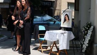 Погребаха Лорина Камбурова в бял ковчег, стотици си взеха "сбогом"