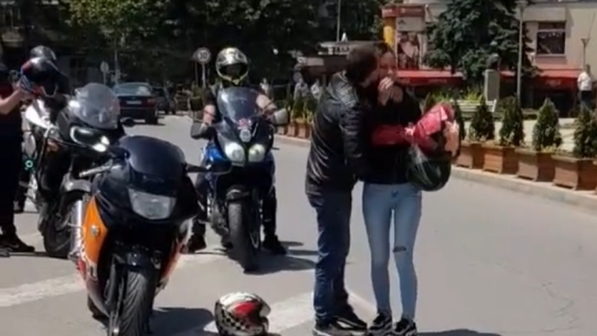 Мощен рев на мотори в центъра на Перник, рокер скочи на земята, хвърли си каската и... СНИМКИ 