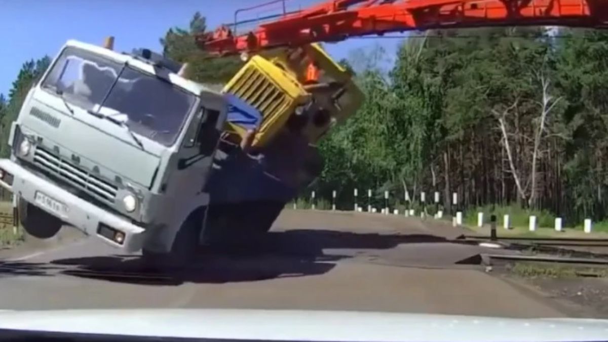 Неравна битка: Камаз и трактор срещу влак ВИДЕО 