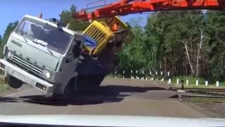 Неравна битка: Камаз и трактор срещу влак ВИДЕО 