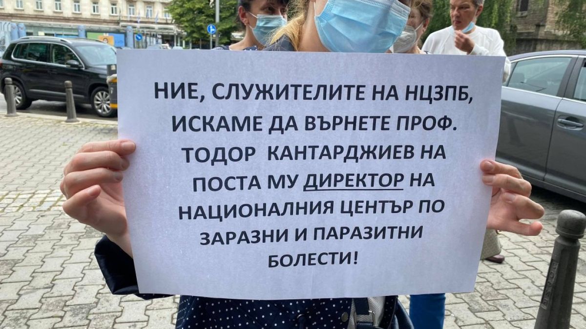 Ето какво се случва пред работното място на внезапно пенсионирания проф. Кантарджиев СНИМКИ 