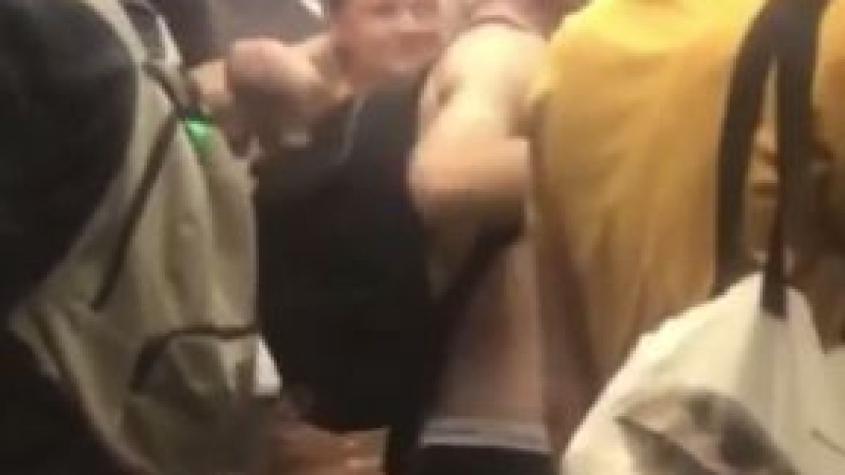 Полуголи пътници си спретнаха зрелищно парти в метрото ВИДЕО