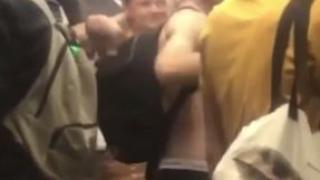 Полуголи пътници си спретнаха зрелищно парти в метрото ВИДЕО