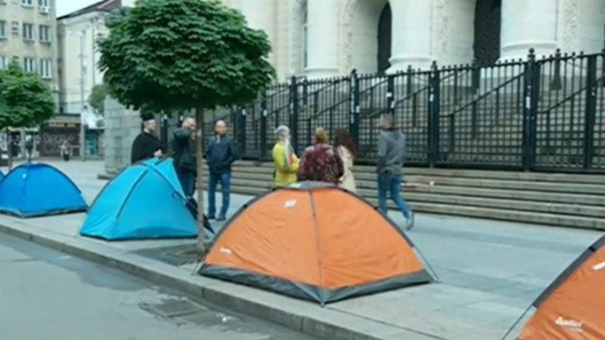 Димчев избухна заради катуна под прозорците на Гешев СНИМКА