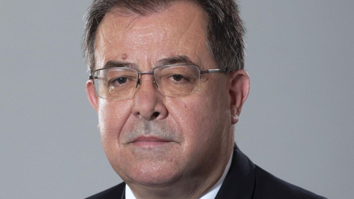 Служебен министър роптае, нямал пари