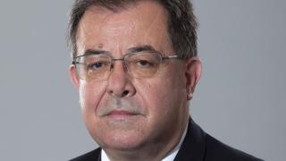Служебен министър роптае, нямал пари