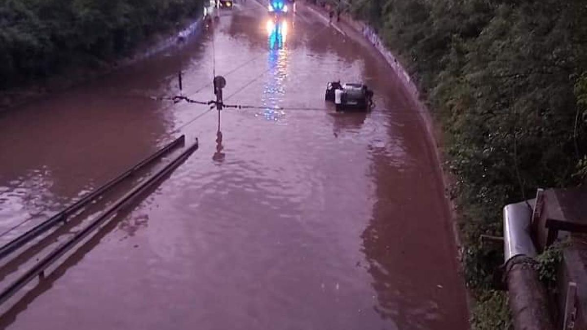 Невиждан потоп във Враца, потънаха коли с хора ВИДЕО