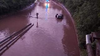 Невиждан потоп във Враца, потънаха коли с хора ВИДЕО