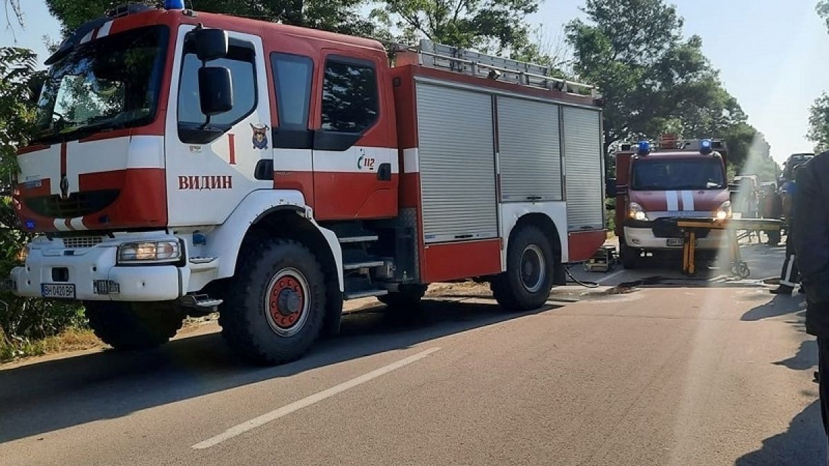 Адски сблъсък между кола и автовоз окървави Видинско СНИМКИ