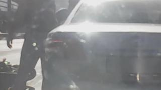 Брутална агресия на пъпа на София! Моторист скочи на бой на шофьор, хвърли камък и... 