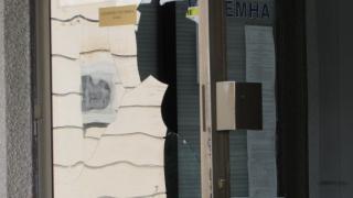 Бесен екшън! Мъж размаха нож и нахлу в ОД на МВР в Русе