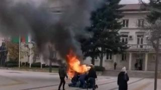 Лоши новини за пиромана, запалил колата си пред община Враца