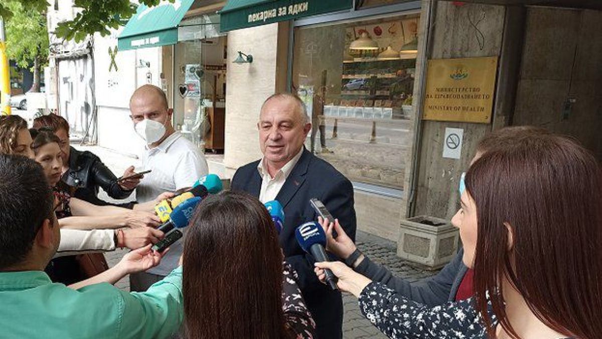 Безумният план на МЗ за махане на маските