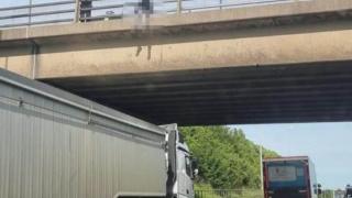 Тираджия видя мъж на мост, а после стана герой, защото... СНИМКИ