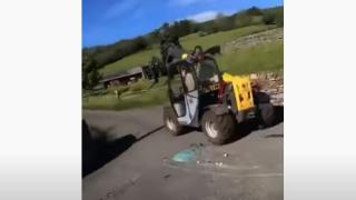 Зрелищни ВИДЕА: Побеснял фермер потроши кола на туристи с мотокара си