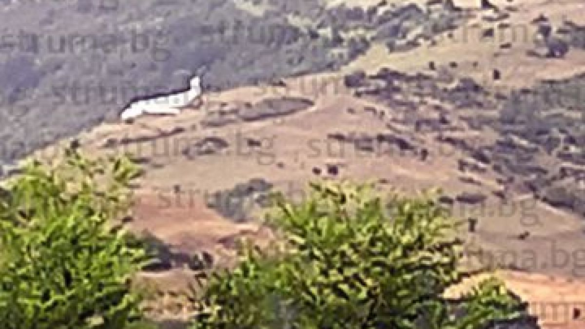 Бойко видя самолет между две сандански села, хукна да спасява пасажерите, но... СНИМКИ