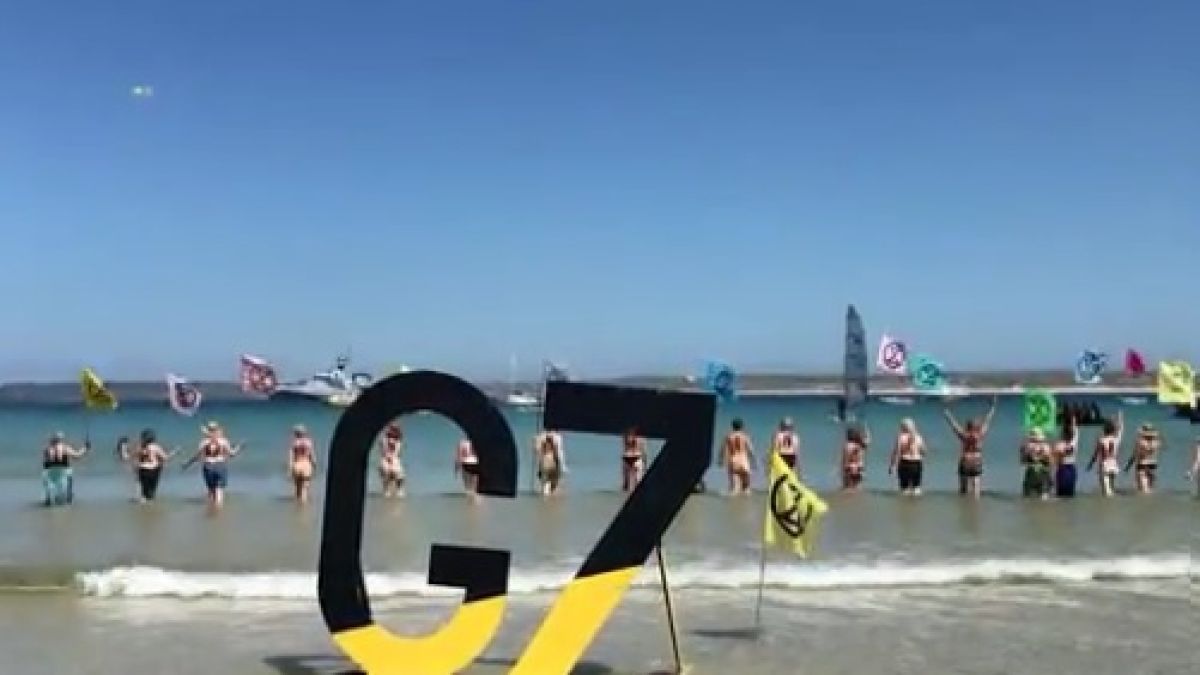 Полуголи екоактивистки с акция в края на срещата на Г-7 ВИДЕО 18+