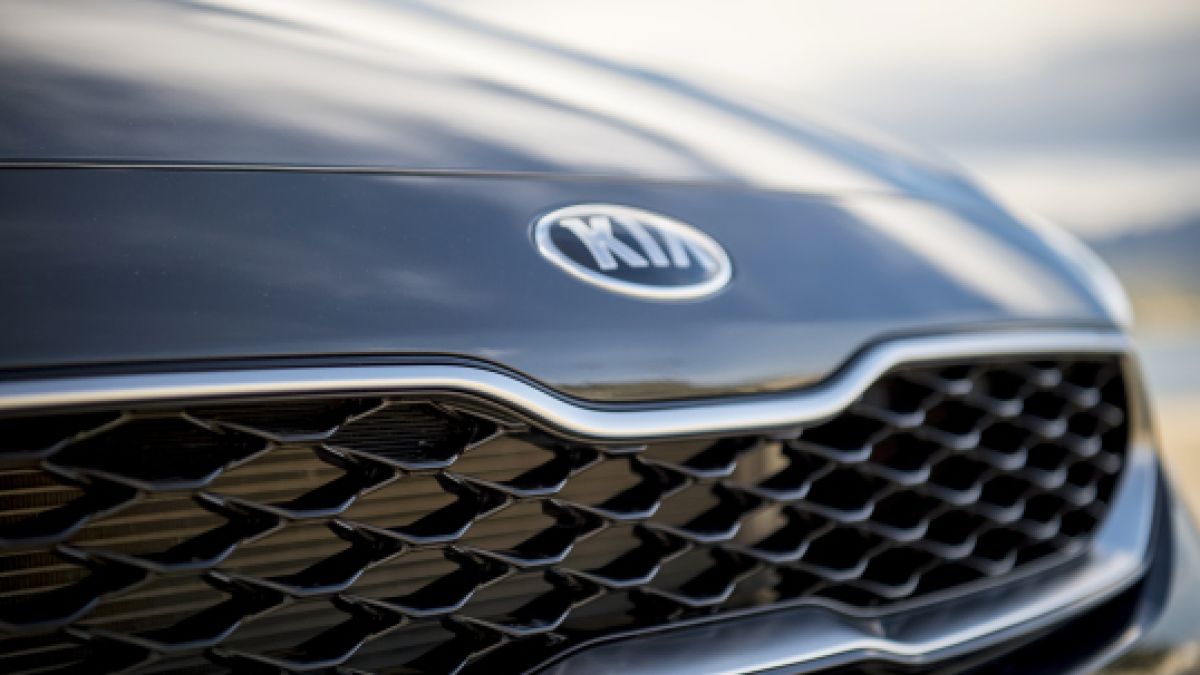 Първа СНИМКА на салона на обновената Kia ProCeed 