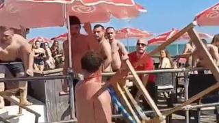 ВИДЕО 18+ запечата свирепа свада на плажа с хвърляне на шезлонги и маси