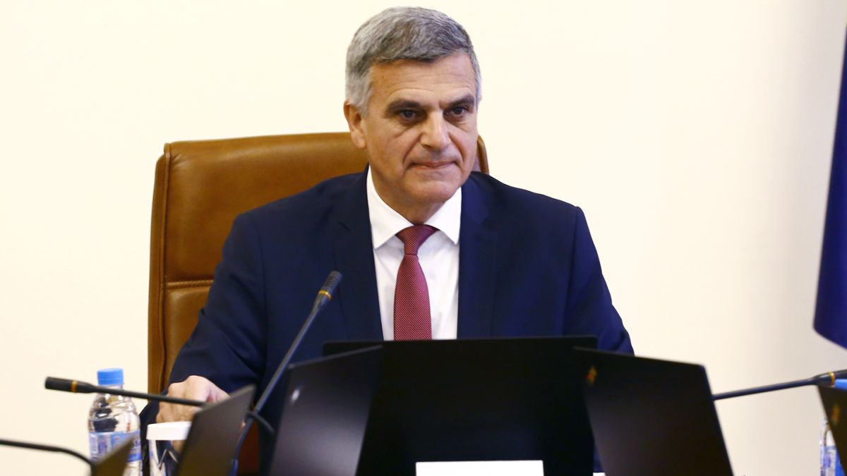 Янев пак развъртя метлата, смени и...