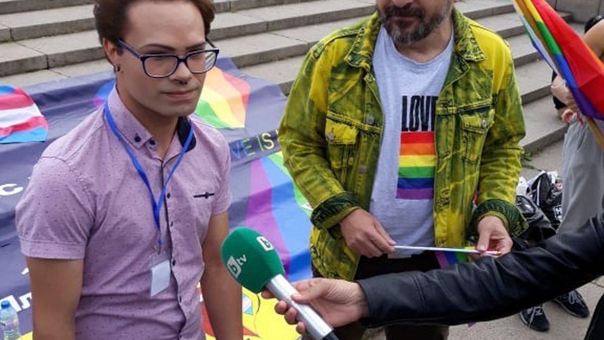 Гей активистът Руси Милев проговори за скандала с наръгания си брат