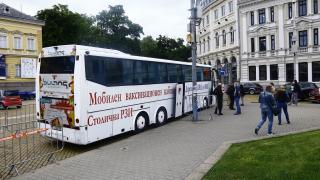 90 г. софиянка се ваксинира в автобус СНИМКИ