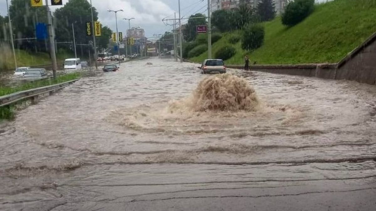 Невиждан ад: Русе се превърна във Венеция, извадиха канута, бивш министър бедства! ВИДЕО