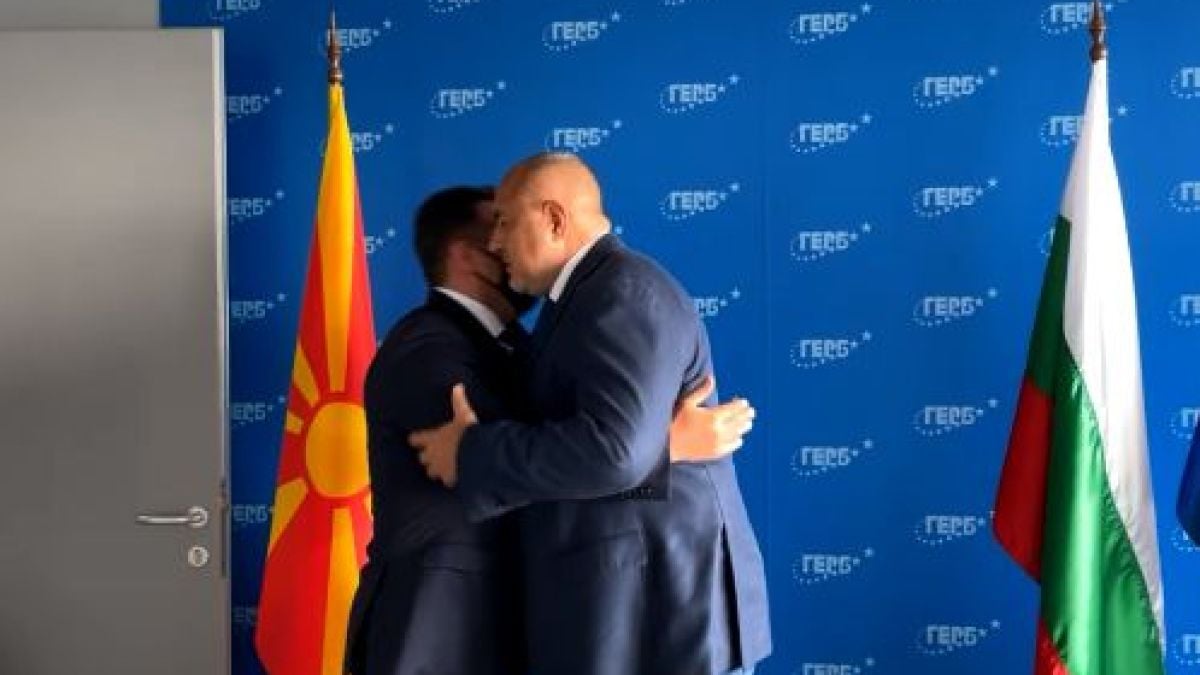 Заев дойде в България и веднага се прегърна с Борисов, подари му пури, а лидерът на ГЕРБ намеси Радев ВИДЕО