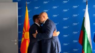 Заев дойде в България и веднага се прегърна с Борисов, подари му пури, а лидерът на ГЕРБ намеси Радев ВИДЕО