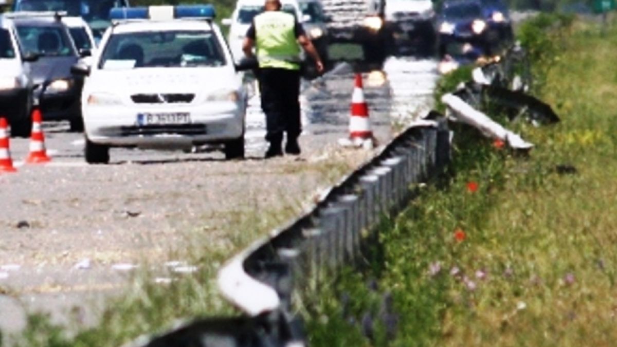 Адско меле на "Хемус": Мъж загина след удар в билборд и рязане на ламарини