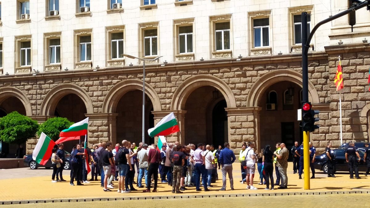 Ври и кипи под прозорците на Радев, докато говори със Заев! Ето какво се случва СНИМКИ