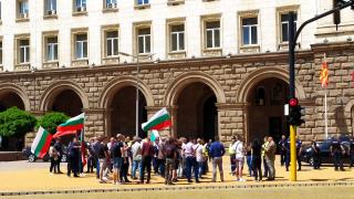Ври и кипи под прозорците на Радев, докато говори със Заев! Ето какво се случва СНИМКИ