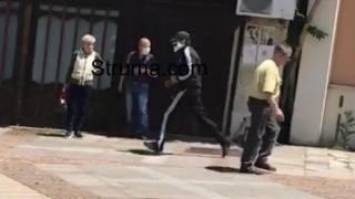 Първи СНИМКИ на предполагаемия въоръжен апаш, обрал дупнишка банка ВИДЕО