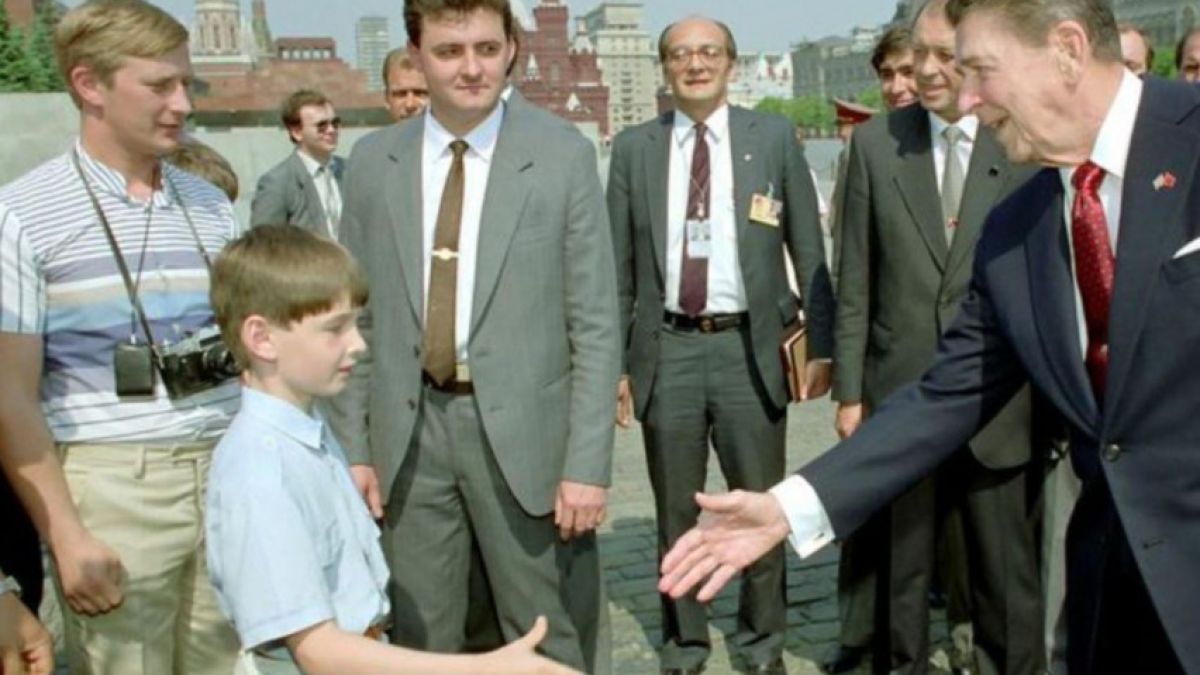 Тайнствена СНИМКА от 1988 г. заплете голяма мистерия с младия Путин и Рейгън