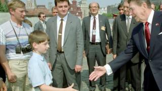 Тайнствена СНИМКА от 1988 г. заплете голяма мистерия с младия Путин и Рейгън