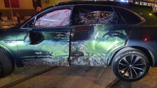 ВИДЕО запечата сблъсъка между шофьрка с Bentley Bentayga и трамвай