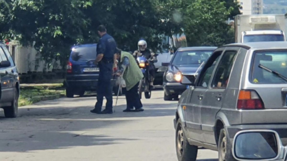 Цял Кюстендил говори за този полицай, който спря движението, за да... СНИМКА 