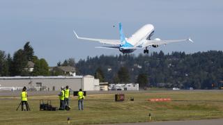 Най-големият Боинг-737 дебютира в небето СНИМКИ