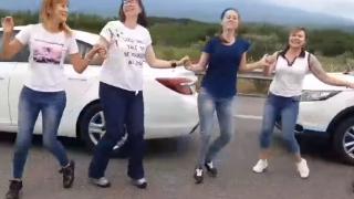 Не скучаят: Чакащите на "Кулата" извиха хоро 