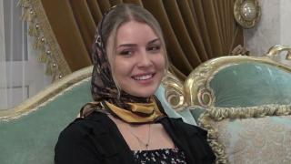 Полицаи и мутри преследват 22-г. лесбийка и приятелката й