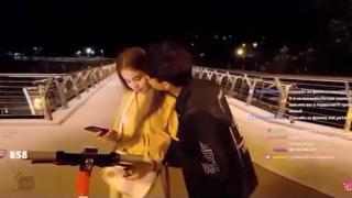 Блогър целуна непознато момиче на улицата, възмездието бе жестоко ВИДЕО