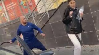 Разгневен мъж преби с колан палави девойки, в мрежата го хвалят ВИДЕО 