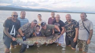 Рибари уловиха чудовище в язовир "Кисимови дупки", а последвалото е изненадващо ВИДЕО